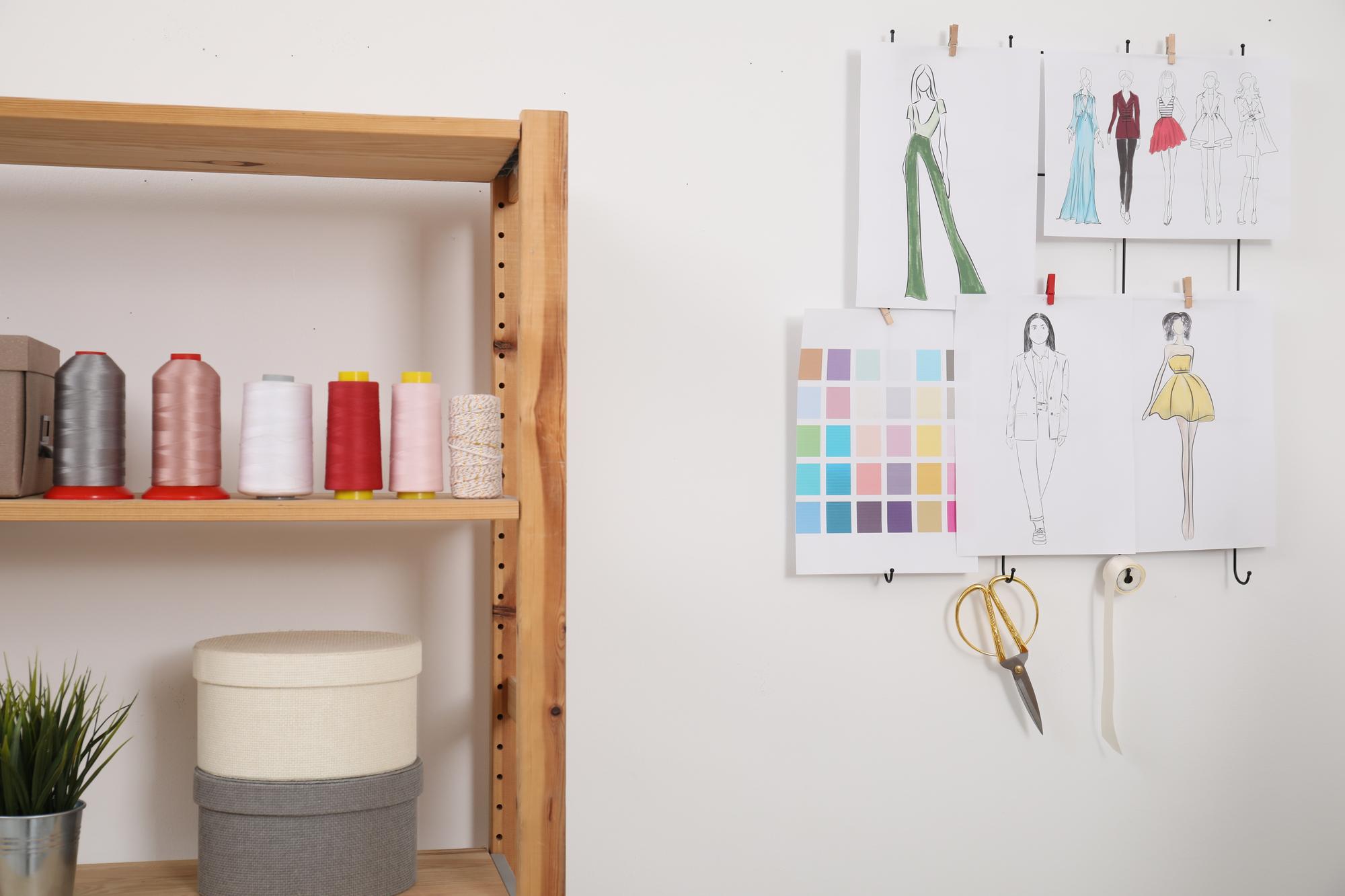 Interno atelier con tavolo e campioni